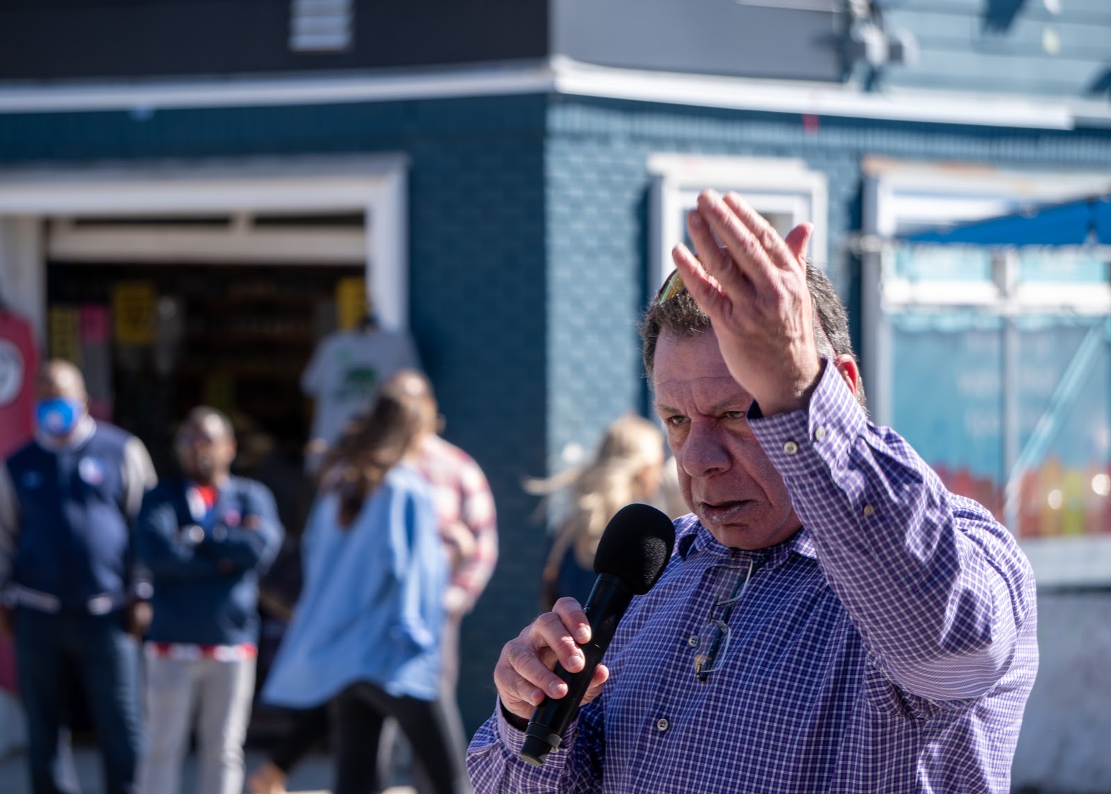 The unidentified speaker pauses and raises a hand with spread fingers to provide emphasis and allow time for audience participation.