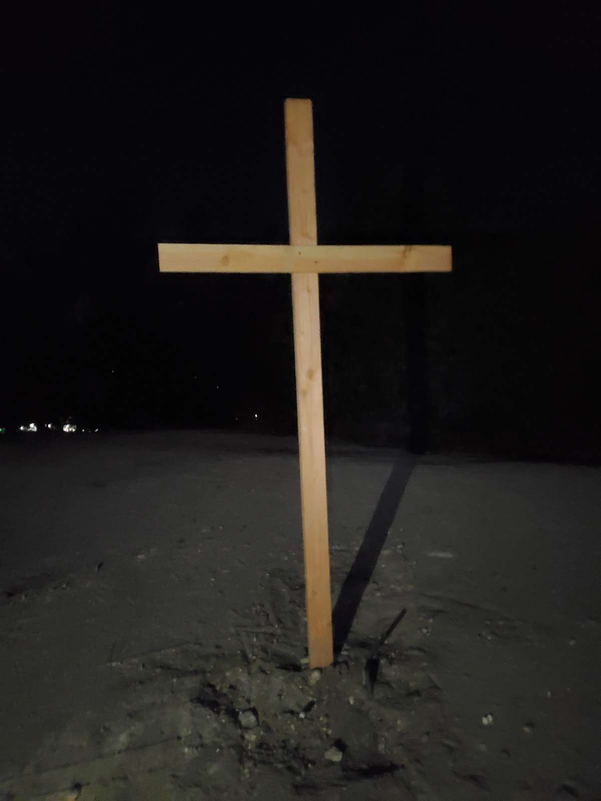 Photo of the cross raised in place of the Atascadero monolith uploaded to Culture War Criminal's twitter